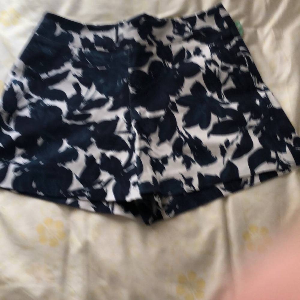 Margaret M navy floral shorts M